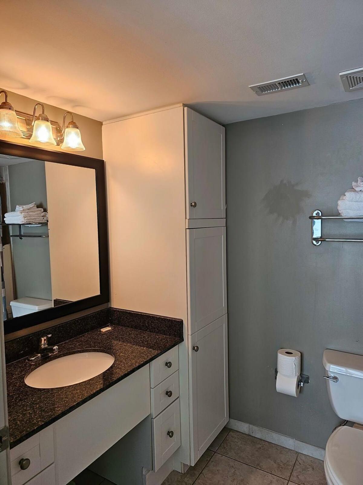Great 2 Bedroom On The Ocean - Oceans One 908