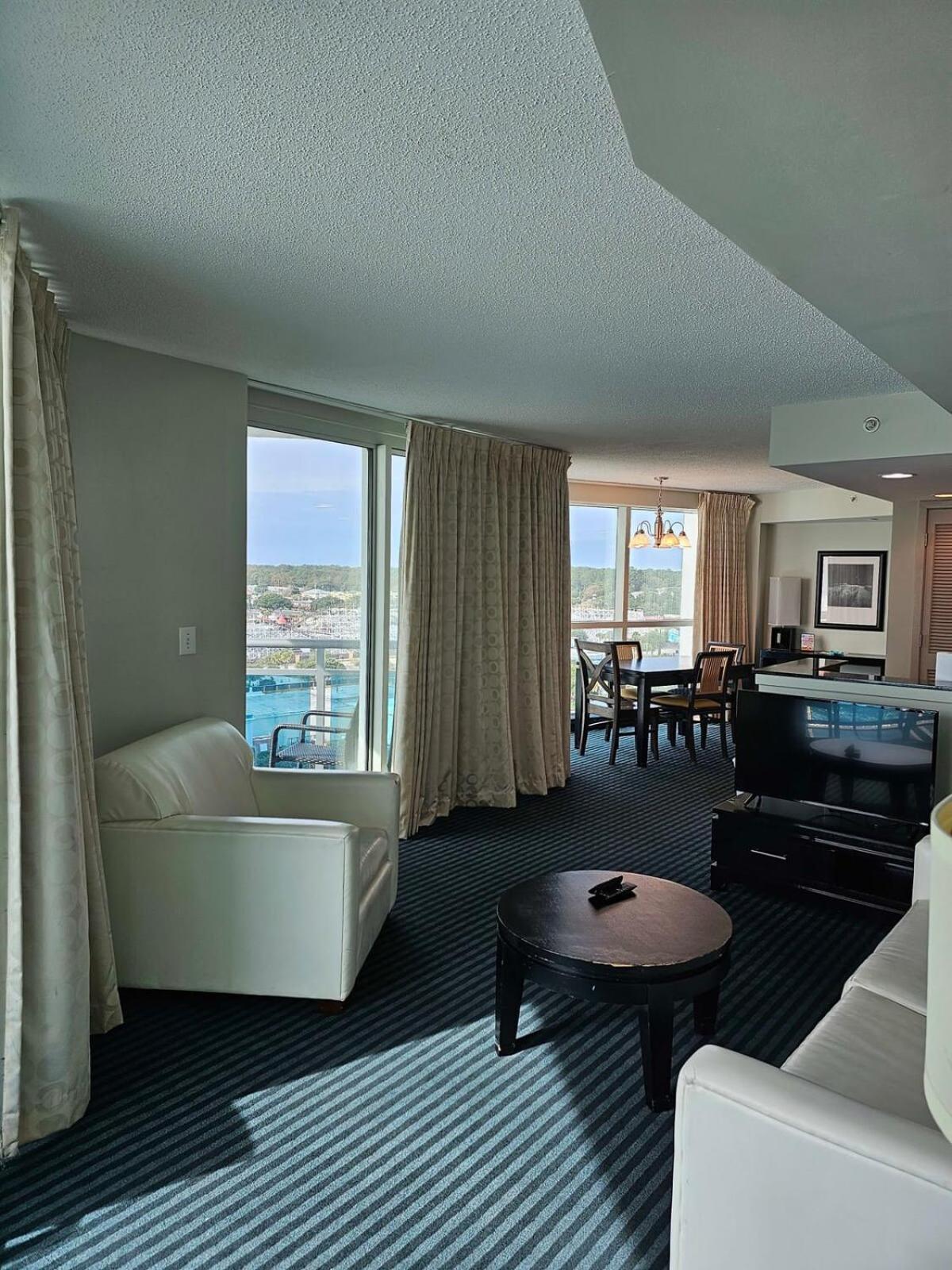 Great 2 Bedroom On The Ocean - Oceans One 908 *