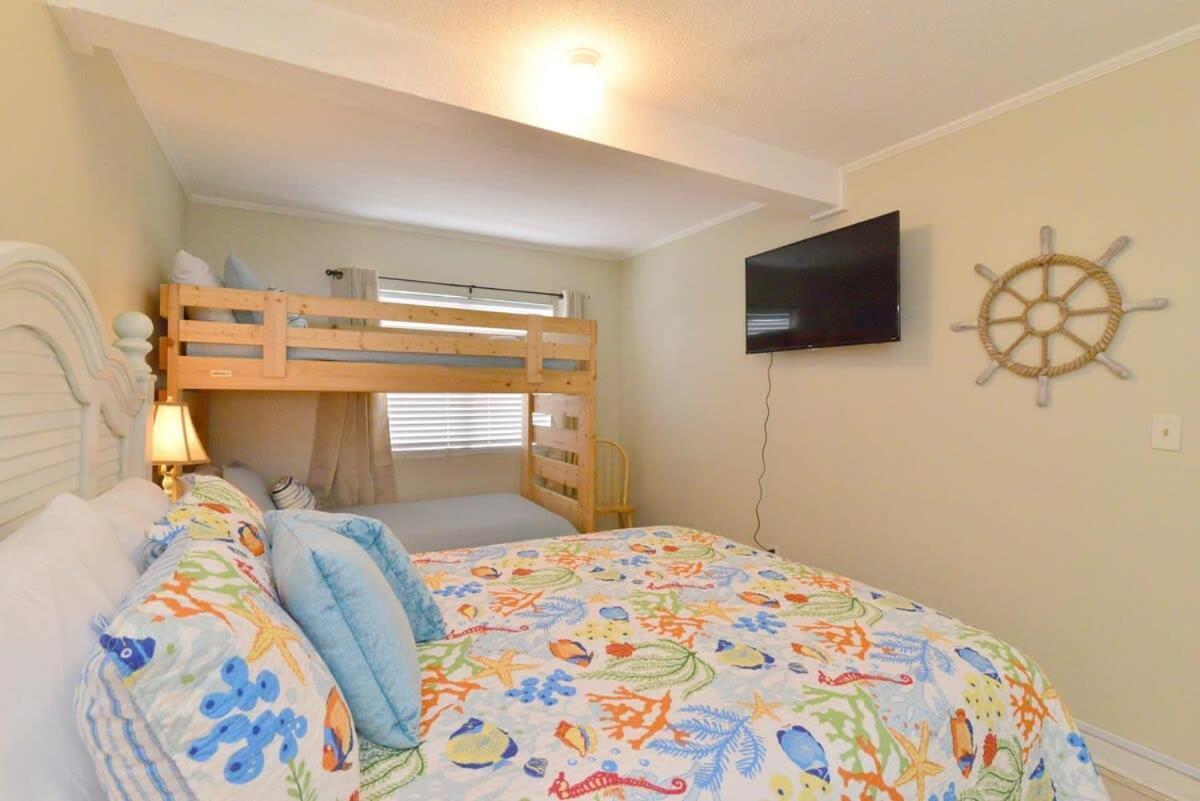 Holiday home Across Street From Beach With Pool Top Location