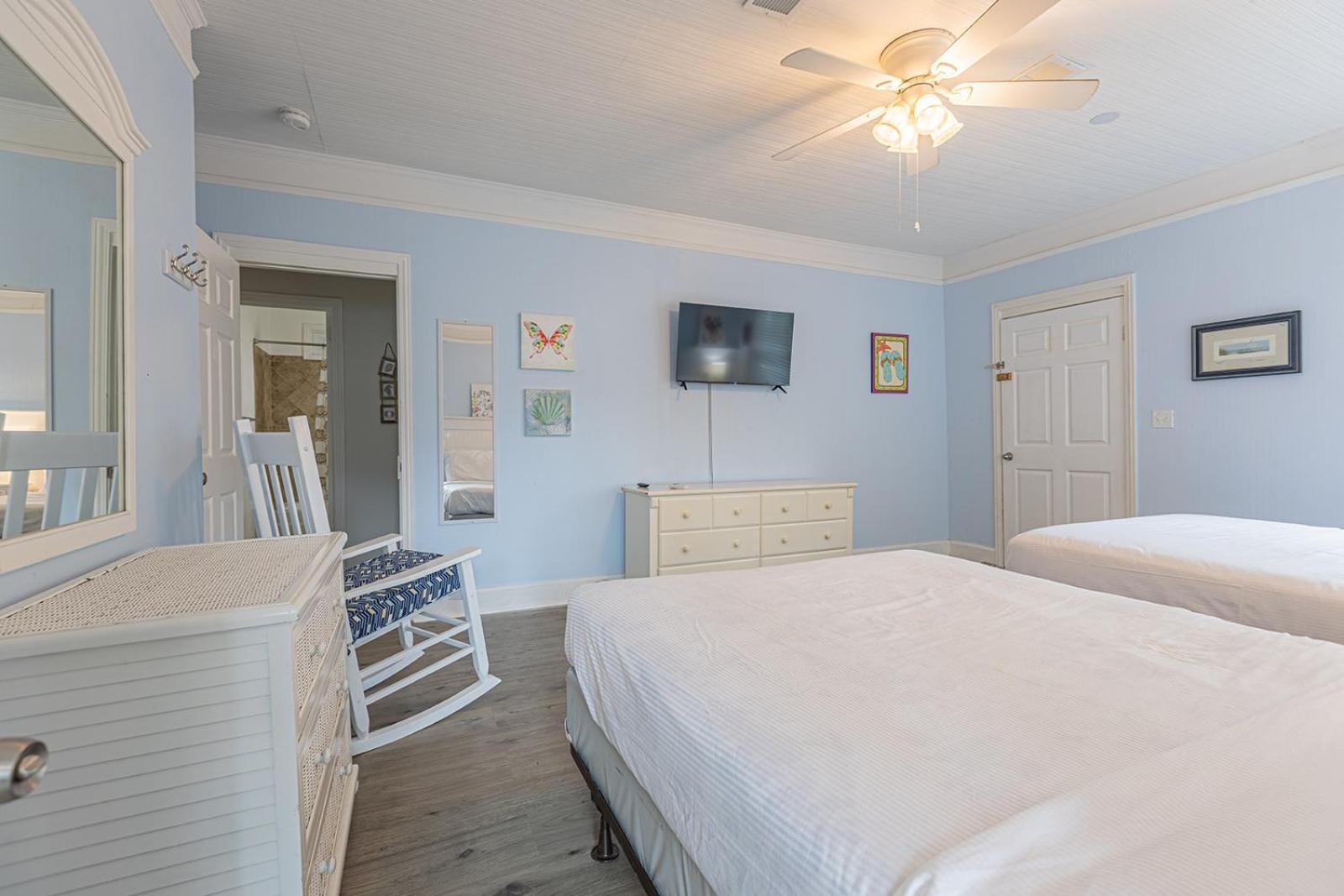Holiday home ﻿charming Centrally Located Ocean View W Huge Private Yard, Patio, Firepit, & Bbq *