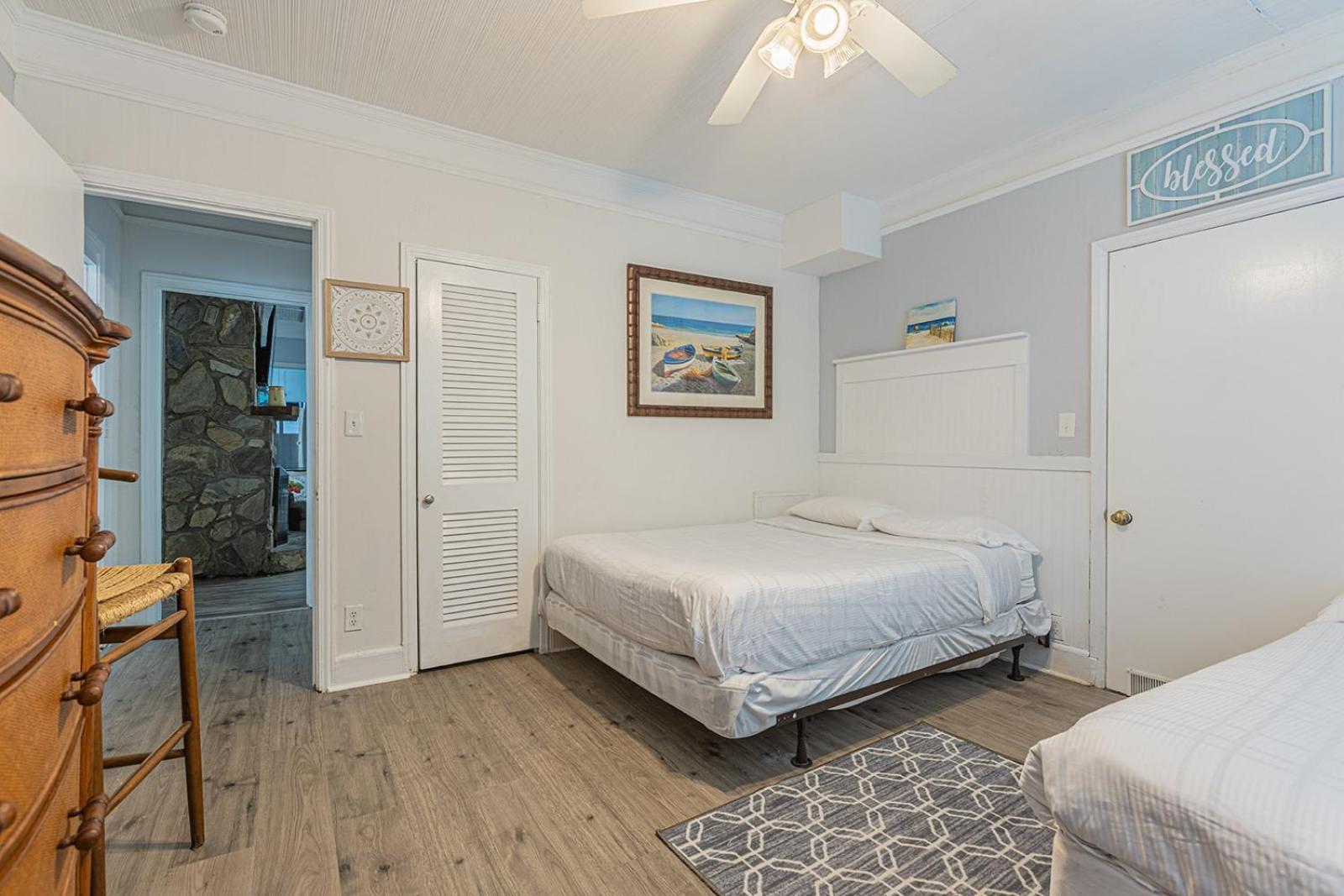 Holiday home ﻿charming Centrally Located Ocean View W Huge Private Yard, Patio, Firepit, & Bbq *