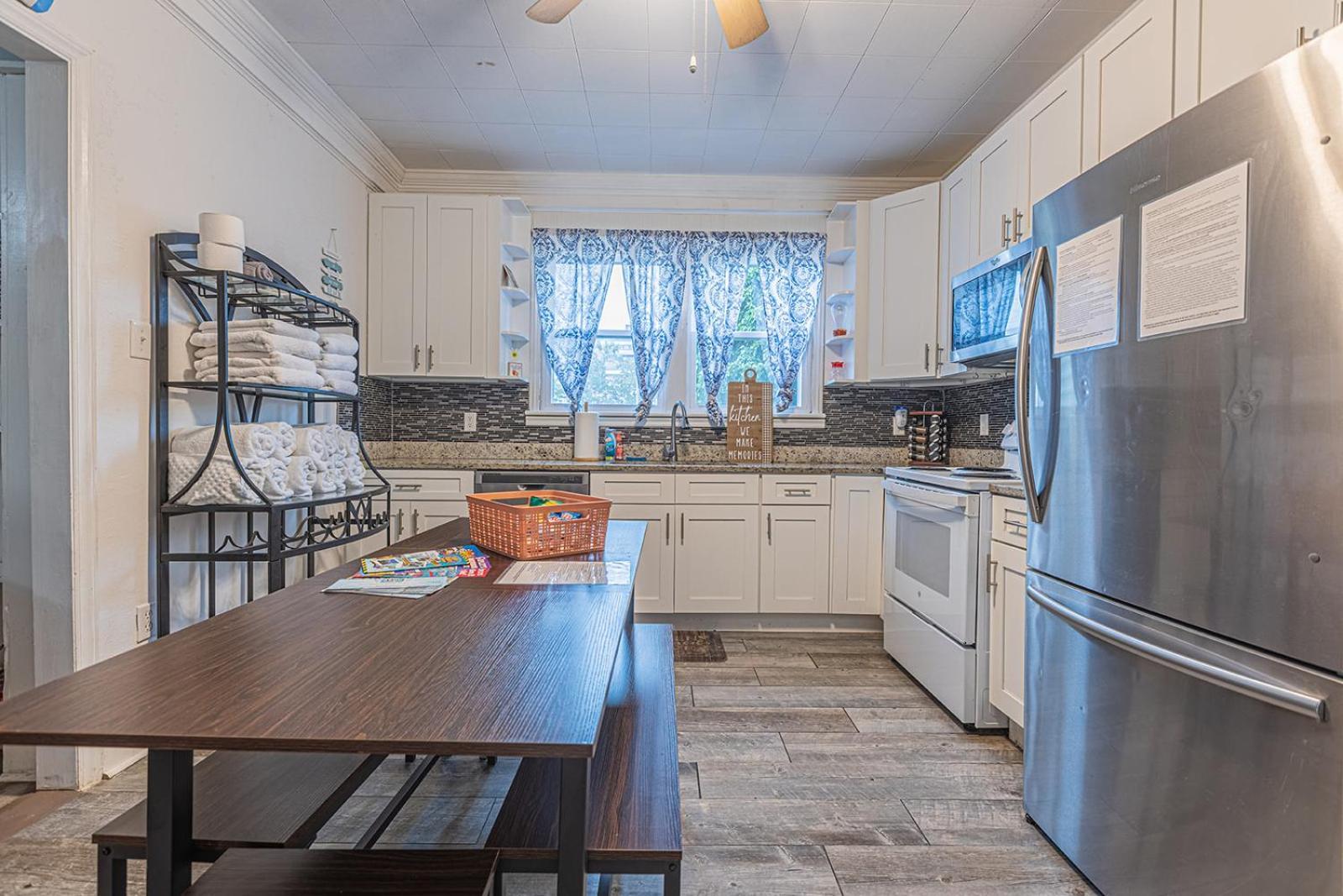 Holiday home ﻿charming Centrally Located Ocean View W Huge Private Yard, Patio, Firepit, & Bbq *