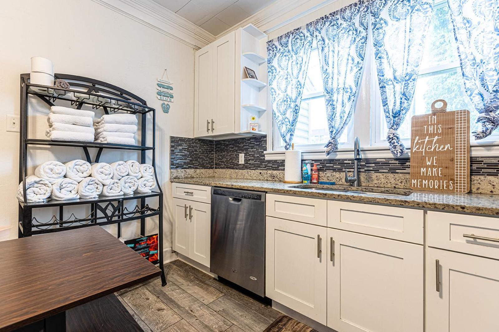 ﻿charming Centrally Located Ocean View W Huge Private Yard, Patio, Firepit, & Bbq Holiday home *