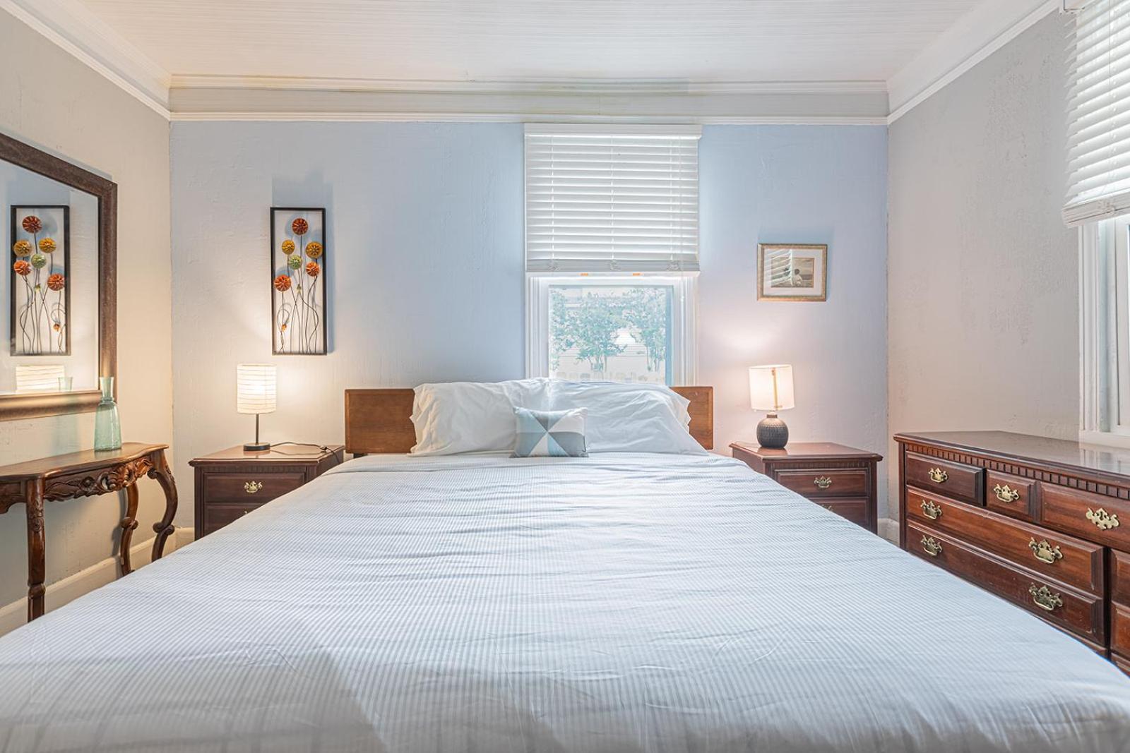 Holiday home ﻿charming Centrally Located Ocean View W Huge Private Yard, Patio, Firepit, & Bbq *
