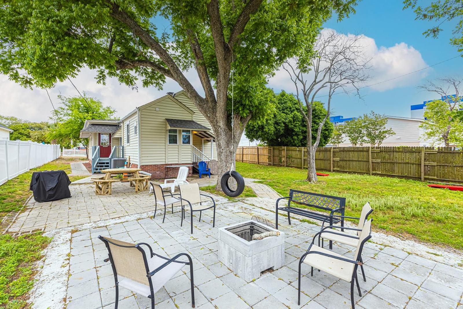 ﻿charming Centrally Located Ocean View W Huge Private Yard, Patio, Firepit, & Bbq Holiday home *