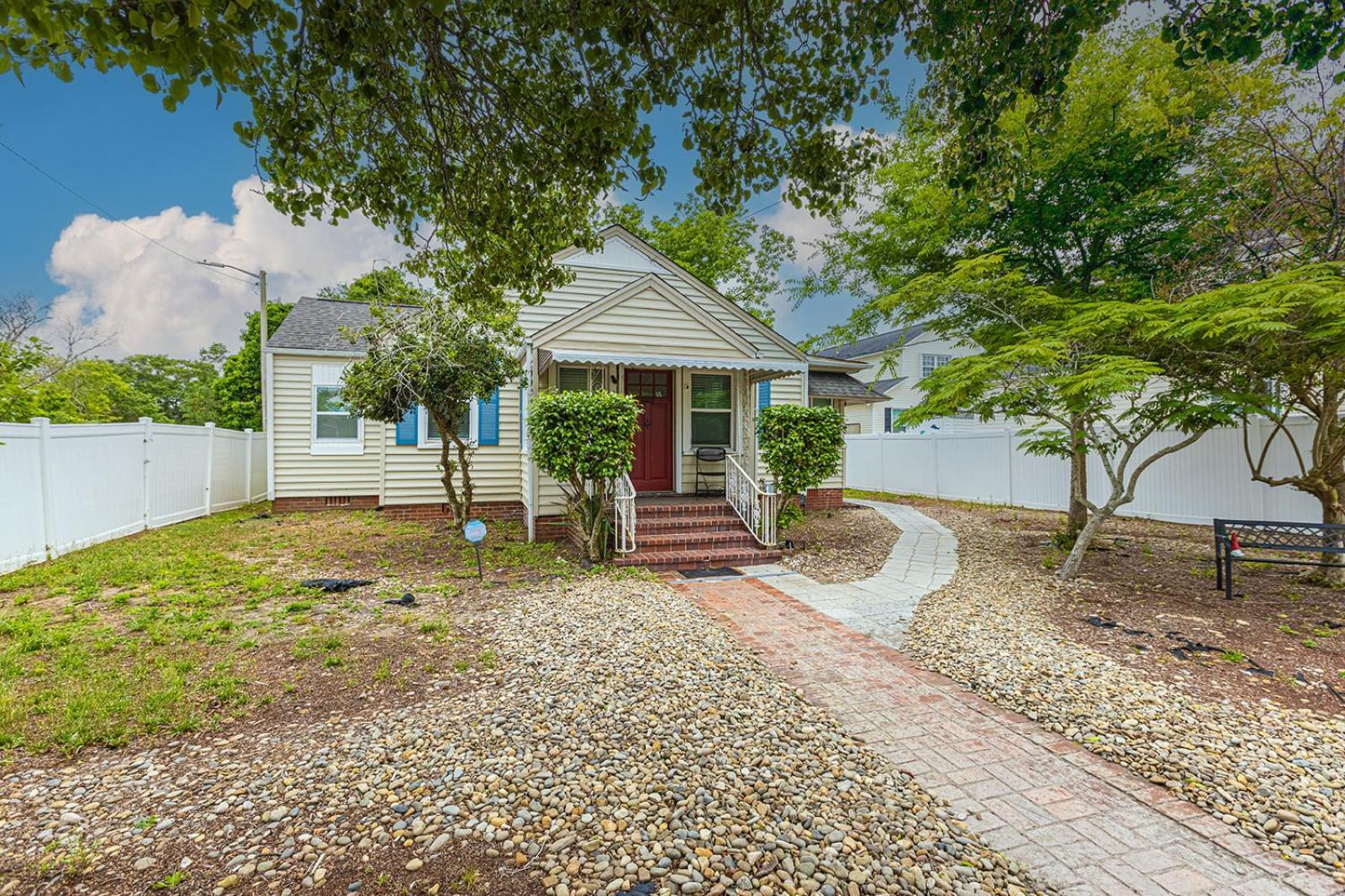﻿charming Centrally Located Ocean View W Huge Private Yard, Patio, Firepit, & Bbq