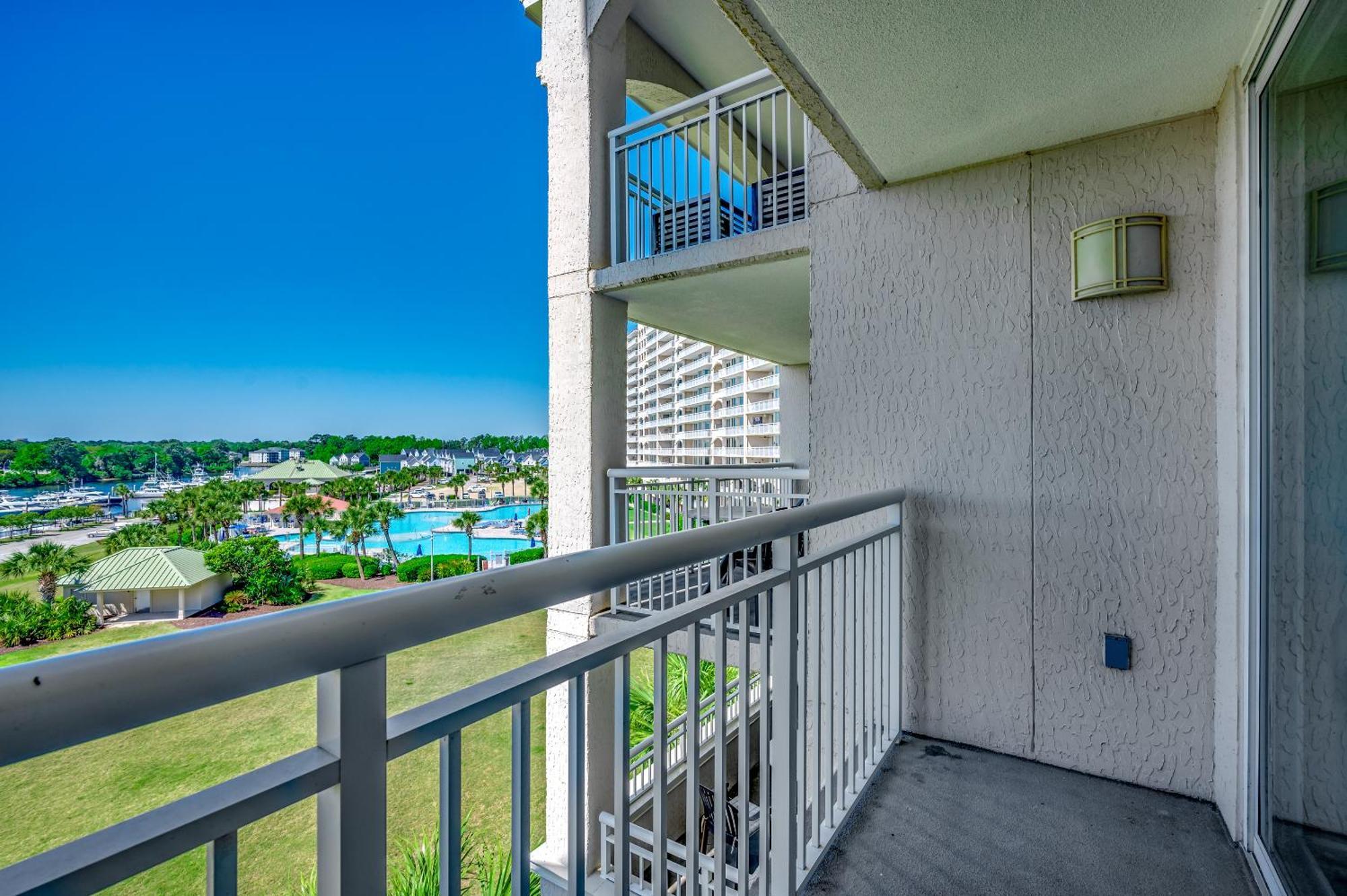 Three Bedrooms With Amazing Waterway View On The 5th Floor - Yacht Club Apartment *
