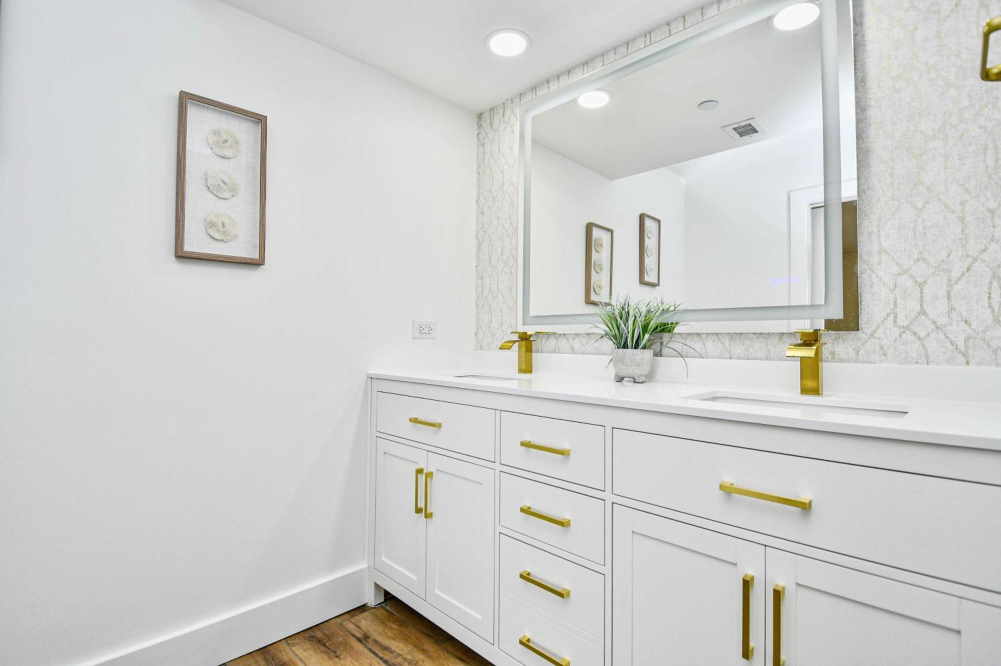 Remodeled, Open Airy Condo, With Full Access , 1706 Brighton Apartment *