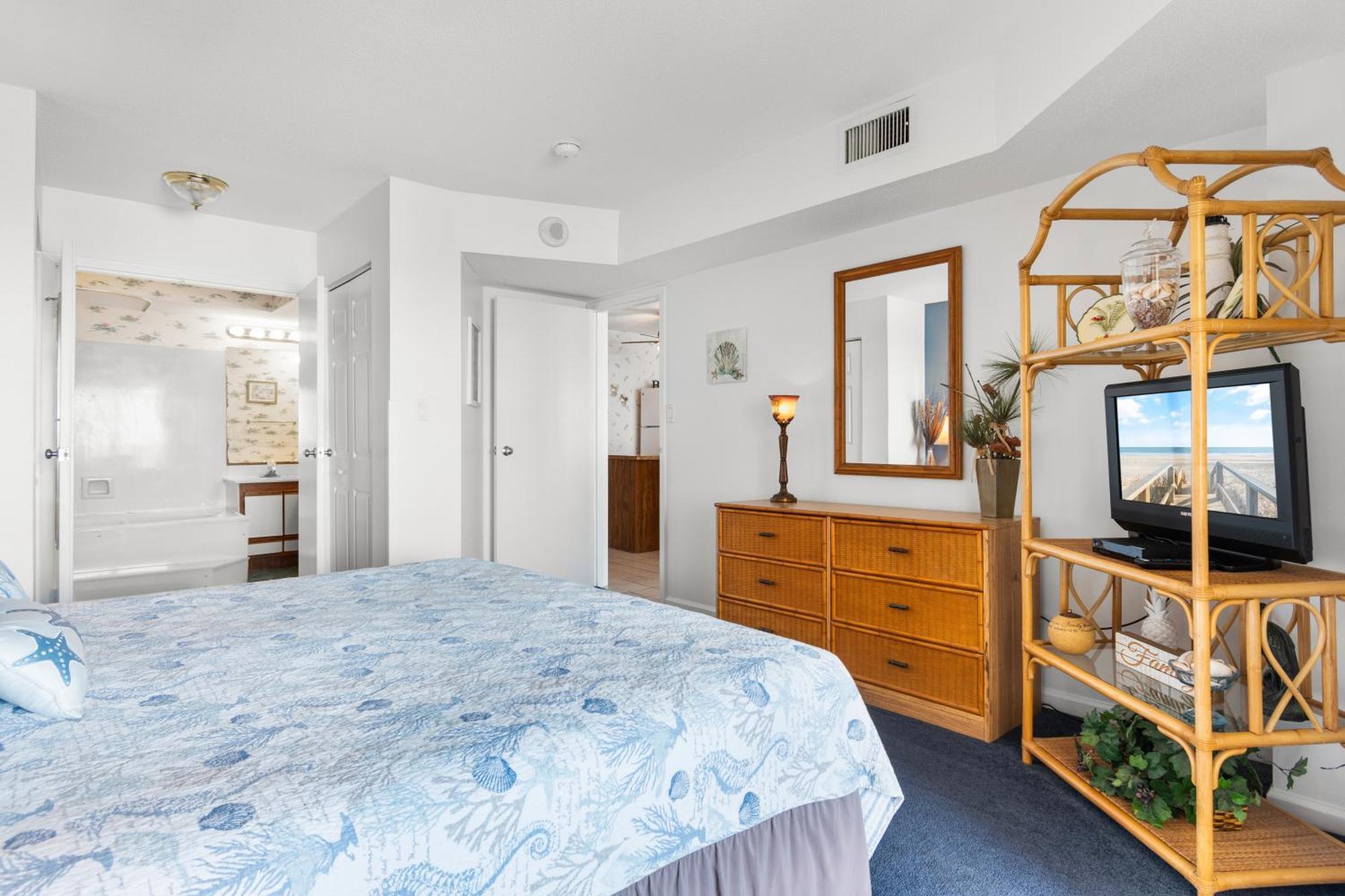 4 Bds- Beachfront Balcony- Near Barefoot- Pool Apartment