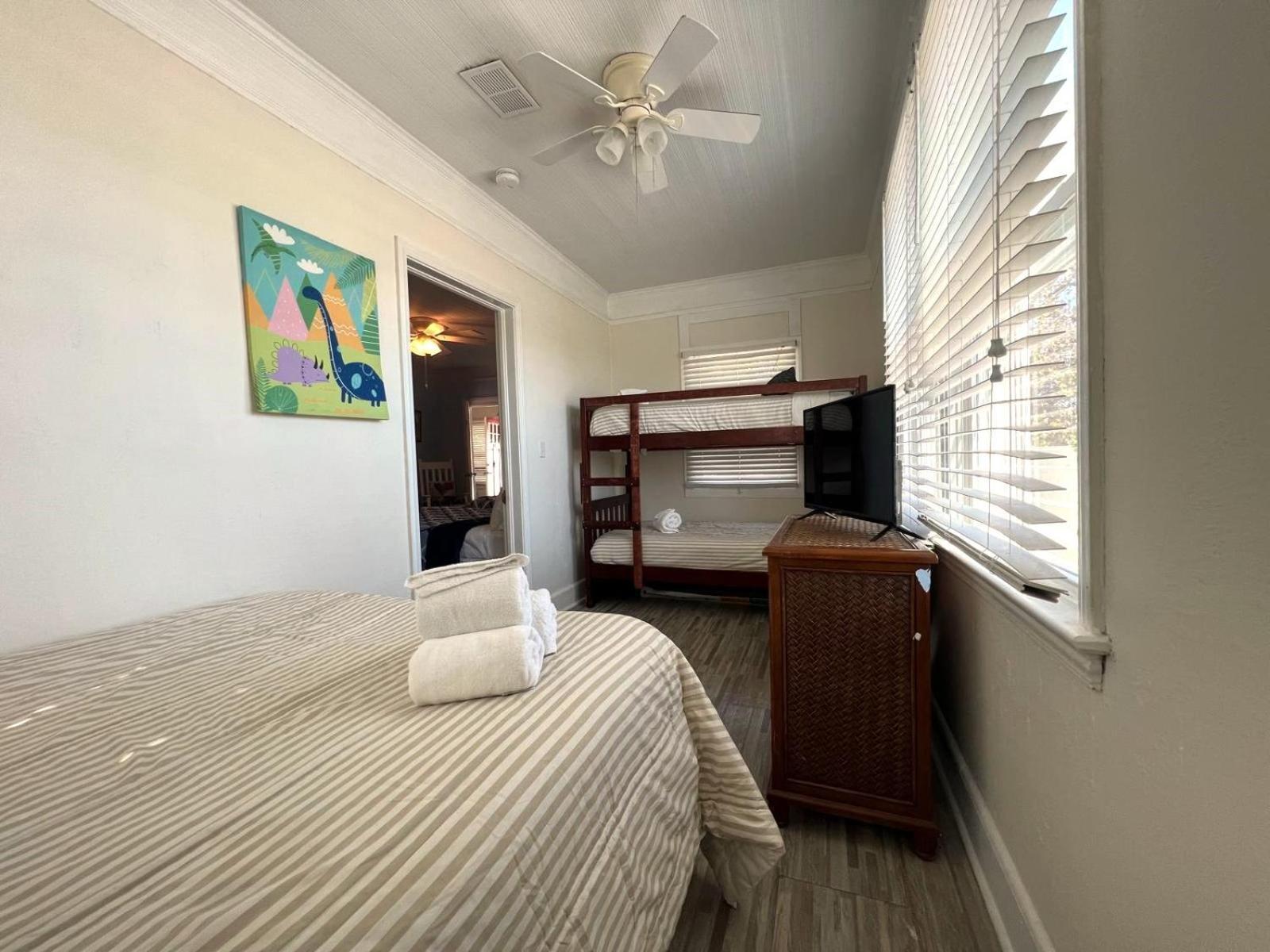 ﻿charming Centrally Located Ocean View W Huge Private Yard, Patio, Firepit, & Bbq Holiday home