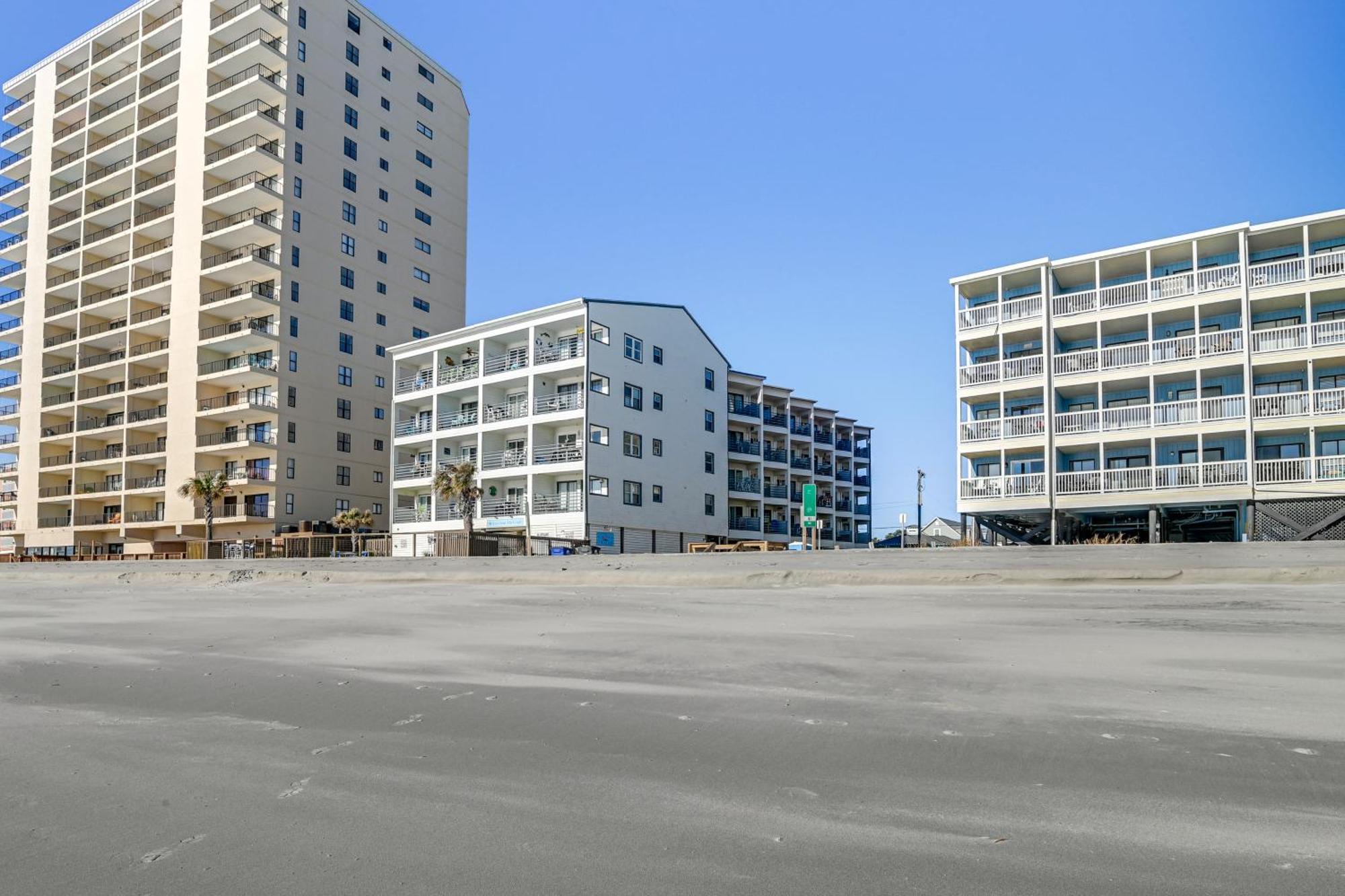 Apartment Cozy Beachfront With Wifi, Views And Pool Access