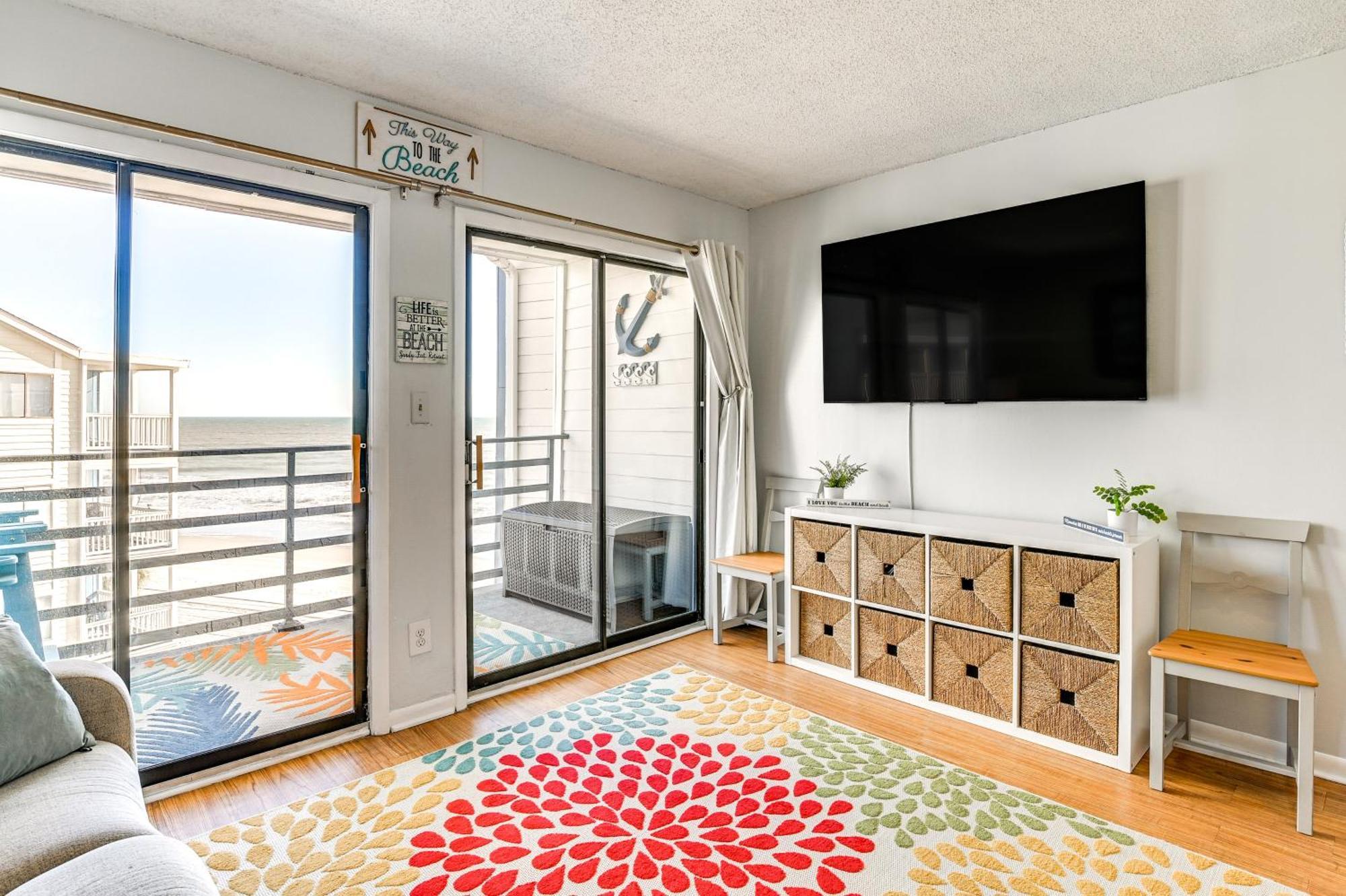 Cozy Beachfront With Wifi, Views And Pool Access