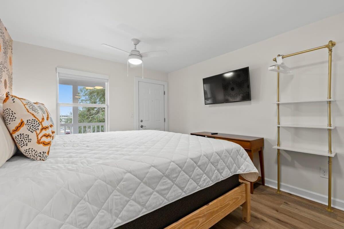 Treehouse Walk To Pet-friendly 303 Apartment *