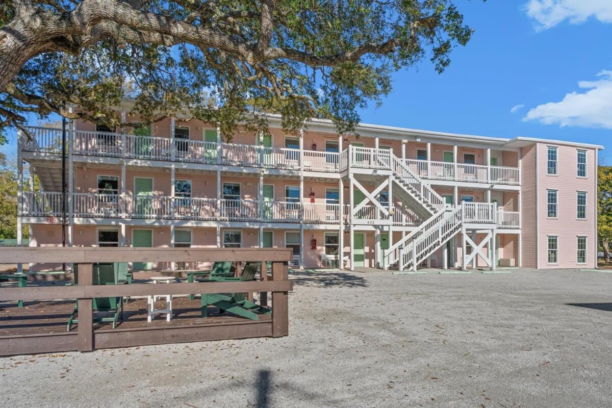 Treehouse Walk To Pet-friendly 303 Apartment