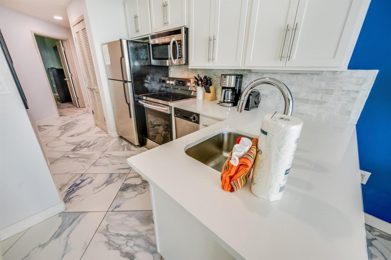 Hotel Access! 2-br W Balcony & Shared Pools