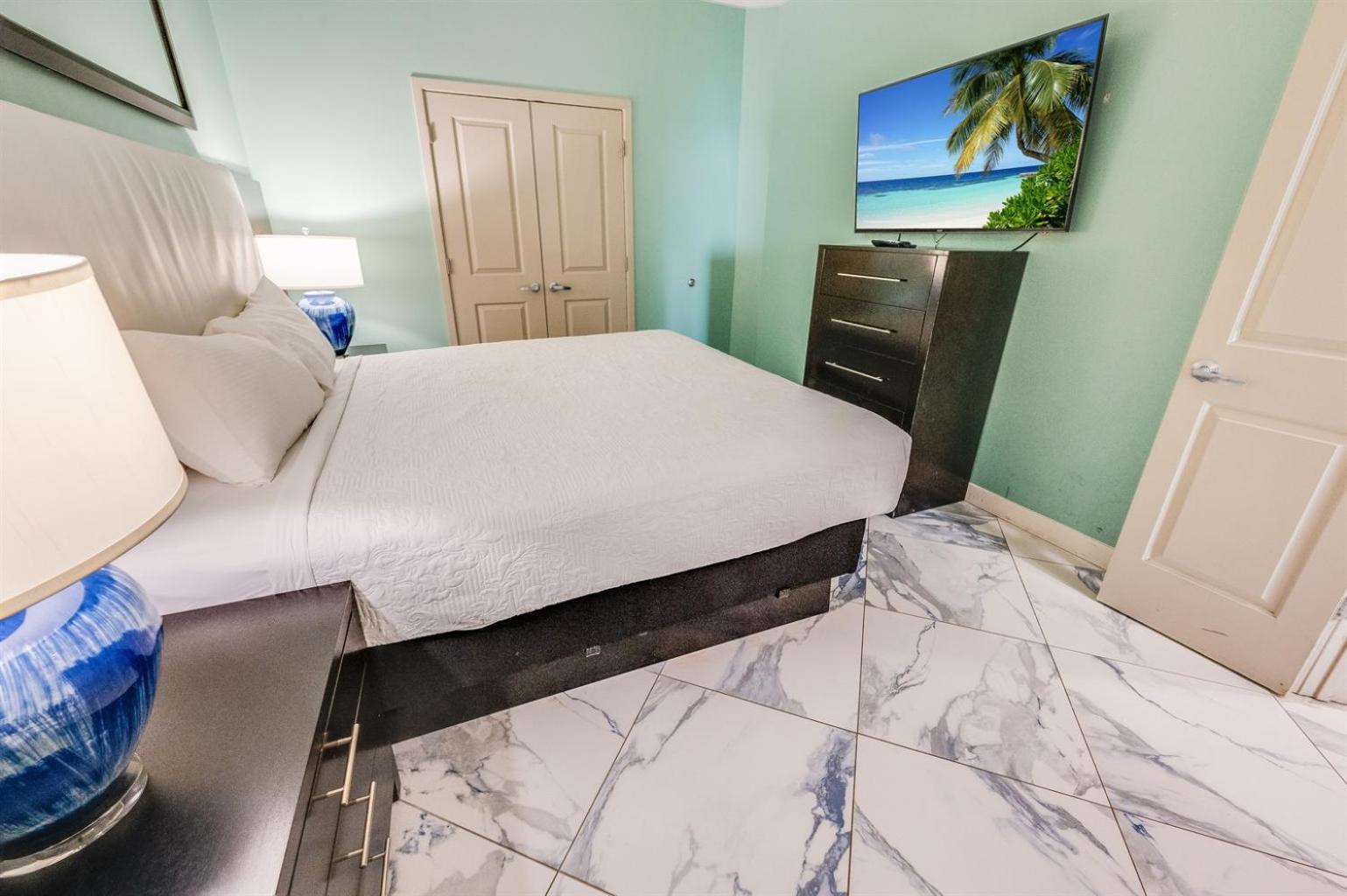 Hotel Access! 2-br W Balcony & Shared Pools 2*