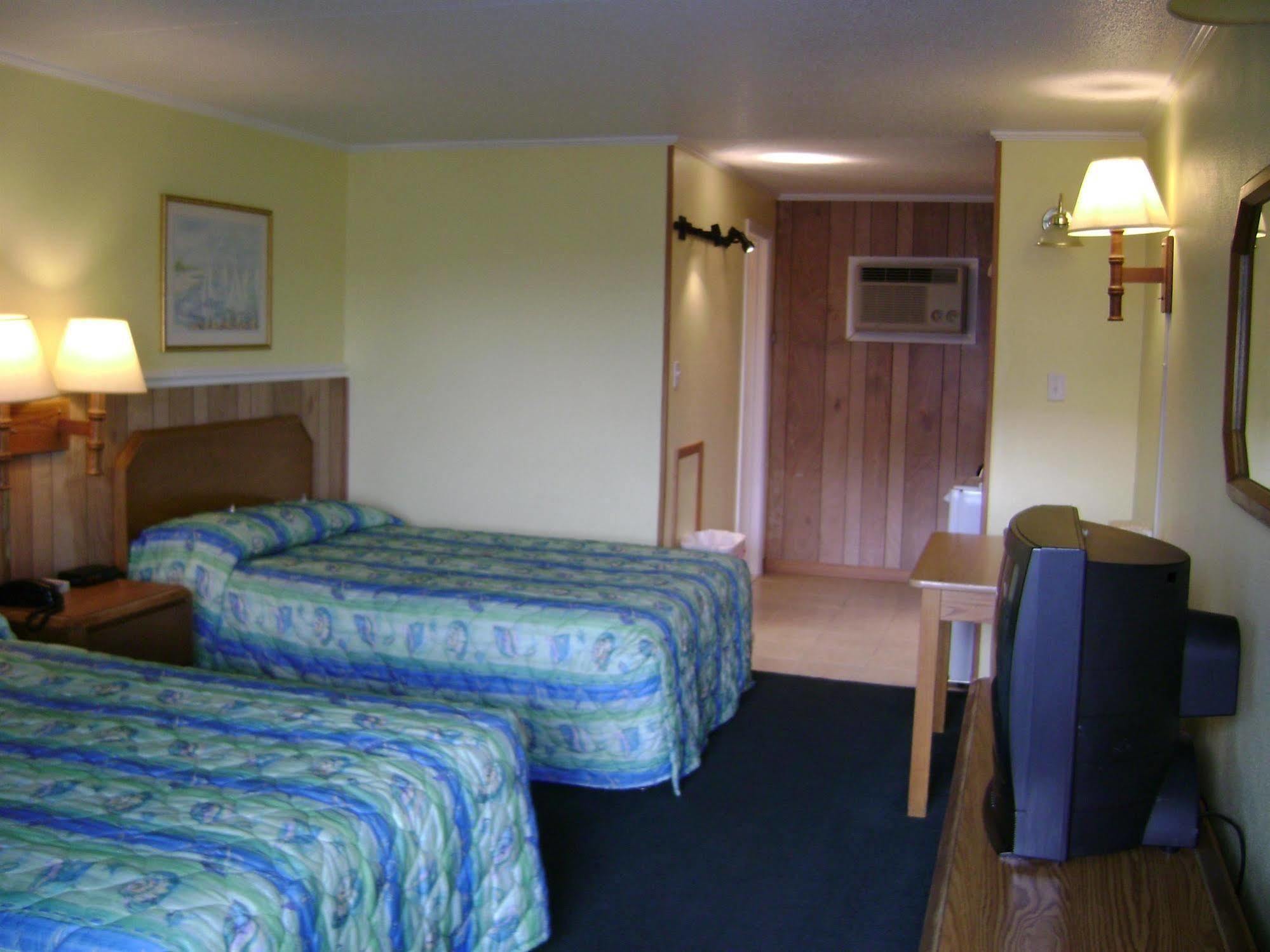 Sea Hawk Oceanfront Motel 2*