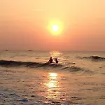 Lovely 2-Level 2-Br Cottage, 2 Blocks To Beach