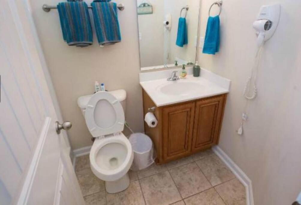 Lovely 2-level 2-br Cottage, 2 Blocks To *
