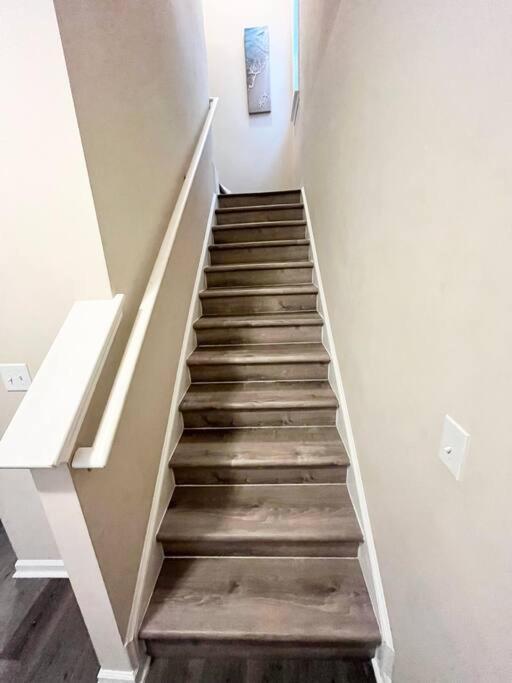 Lovely 2-level 2-br Cottage, 2 Blocks To Holiday home *