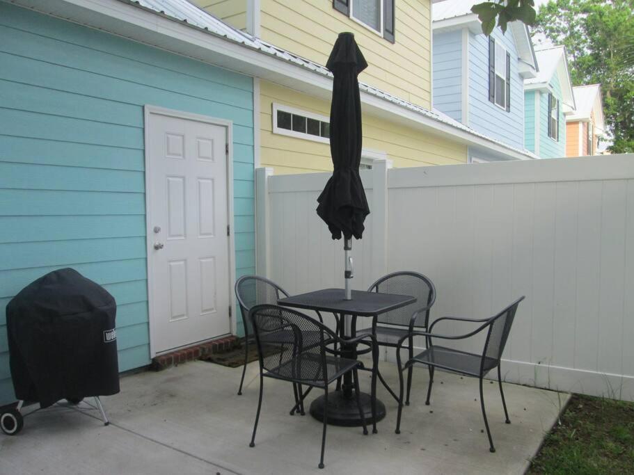 Holiday home Lovely 2-level 2-br Cottage, 2 Blocks To *