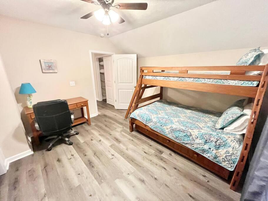 Lovely 2-level 2-br Cottage, 2 Blocks To