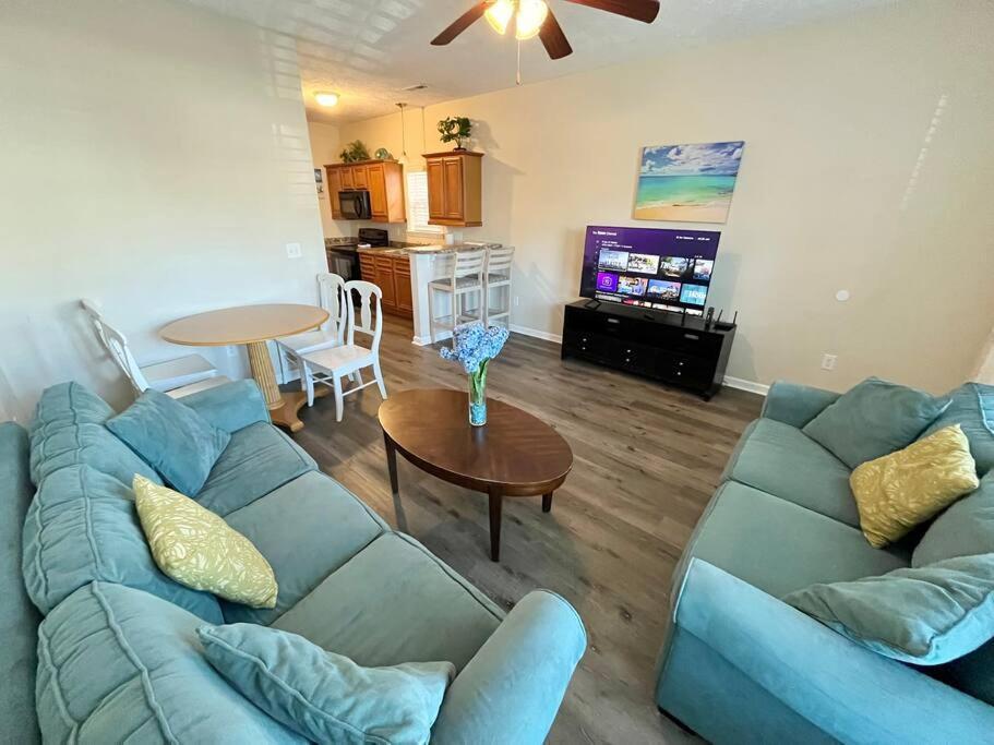 Lovely 2-level 2-br Cottage, 2 Blocks To Holiday home