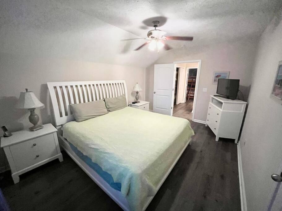Holiday home Lovely 2-level 2-br Cottage, 2 Blocks To Myrtle Beach