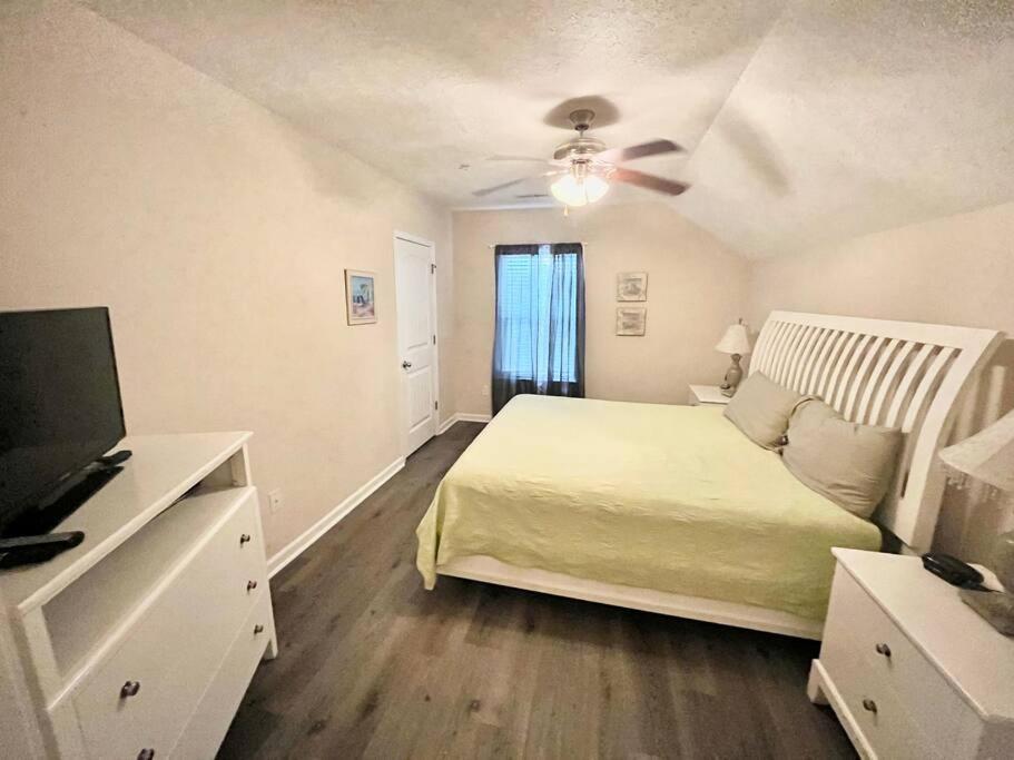 Lovely 2-level 2-br Cottage, 2 Blocks To