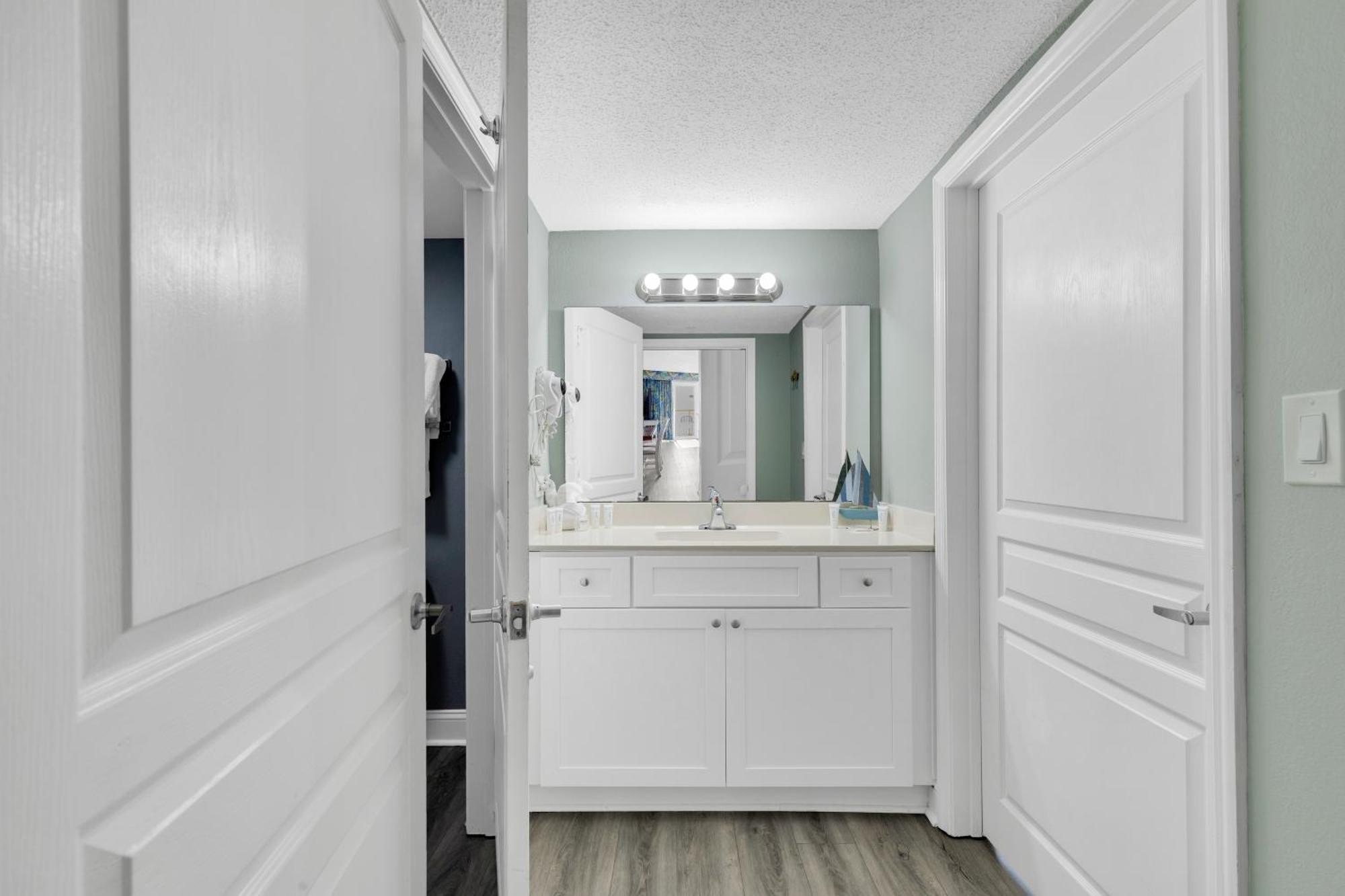 Apartment Baywatch Oceanfront Dream Maker *