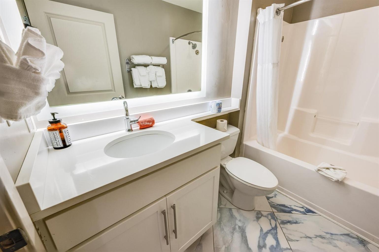 Hotel Access! 2-br W Balcony & Shared Pools 2*