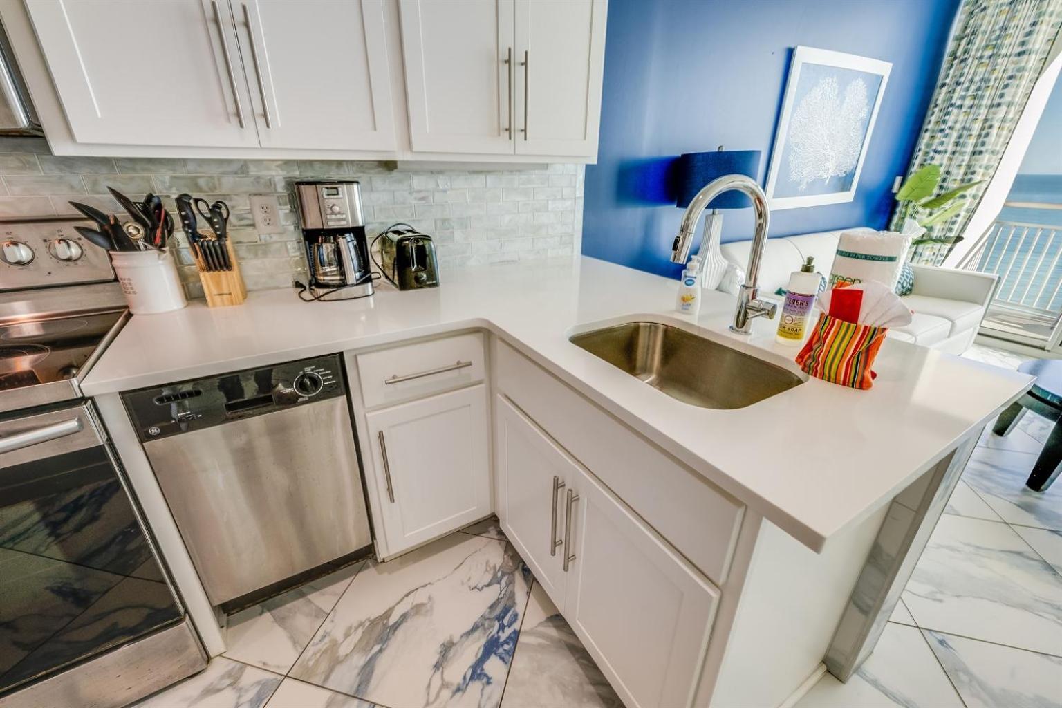 Hotel Access! 2-br W Balcony & Shared Pools Myrtle Beach