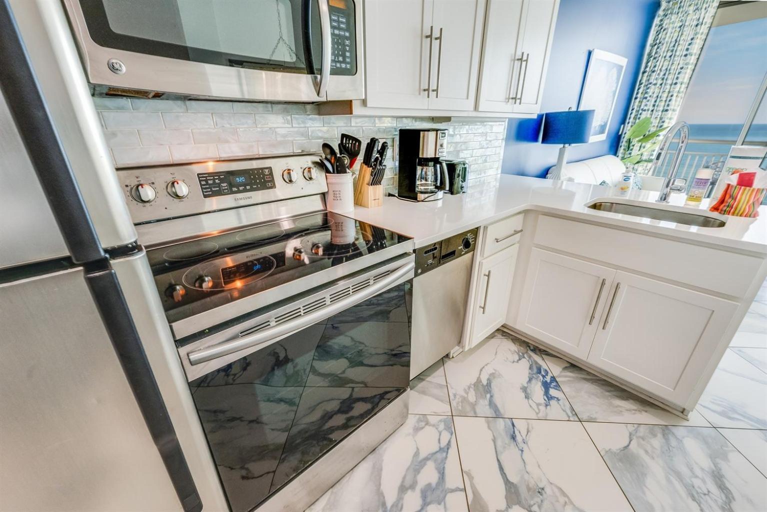 Access! 2-br W Balcony & Shared Pools