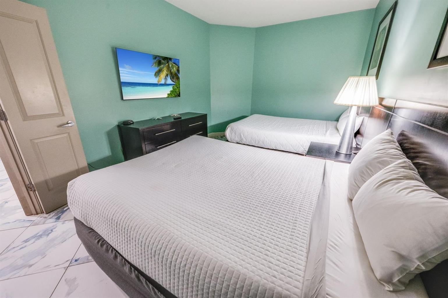 Access! 2-br W Balcony & Shared Pools Hotel