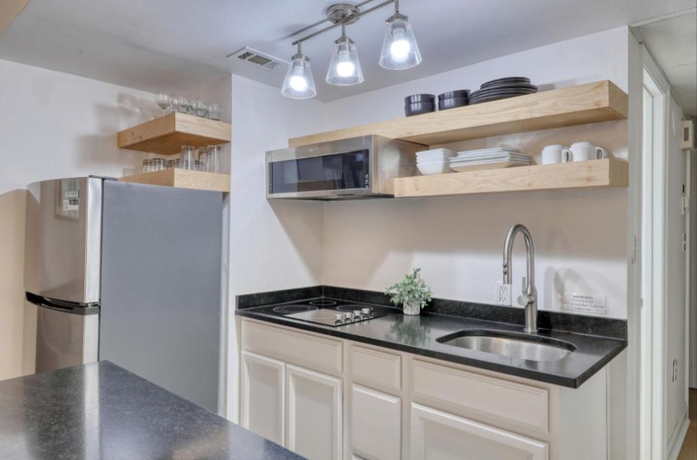 Breath-taking Renovated 1 Bedroom At Merdian! Unit 406 Holiday home