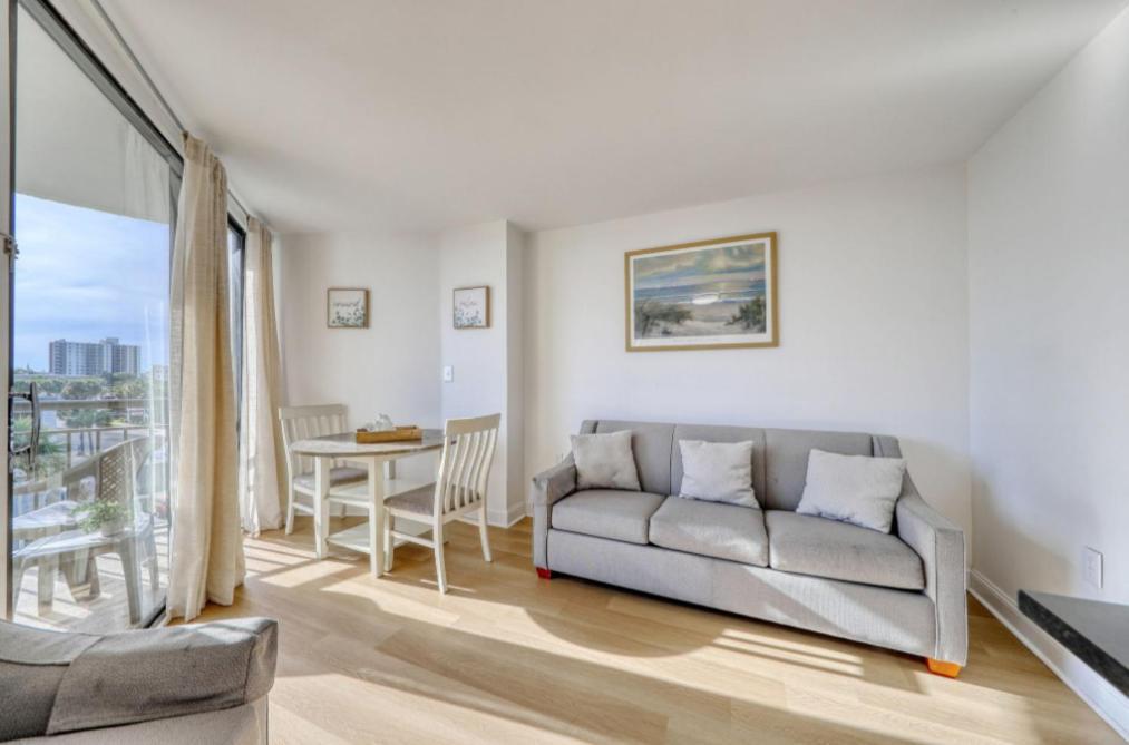 Holiday home Breath-taking Renovated 1 Bedroom At Merdian! Unit 406 *