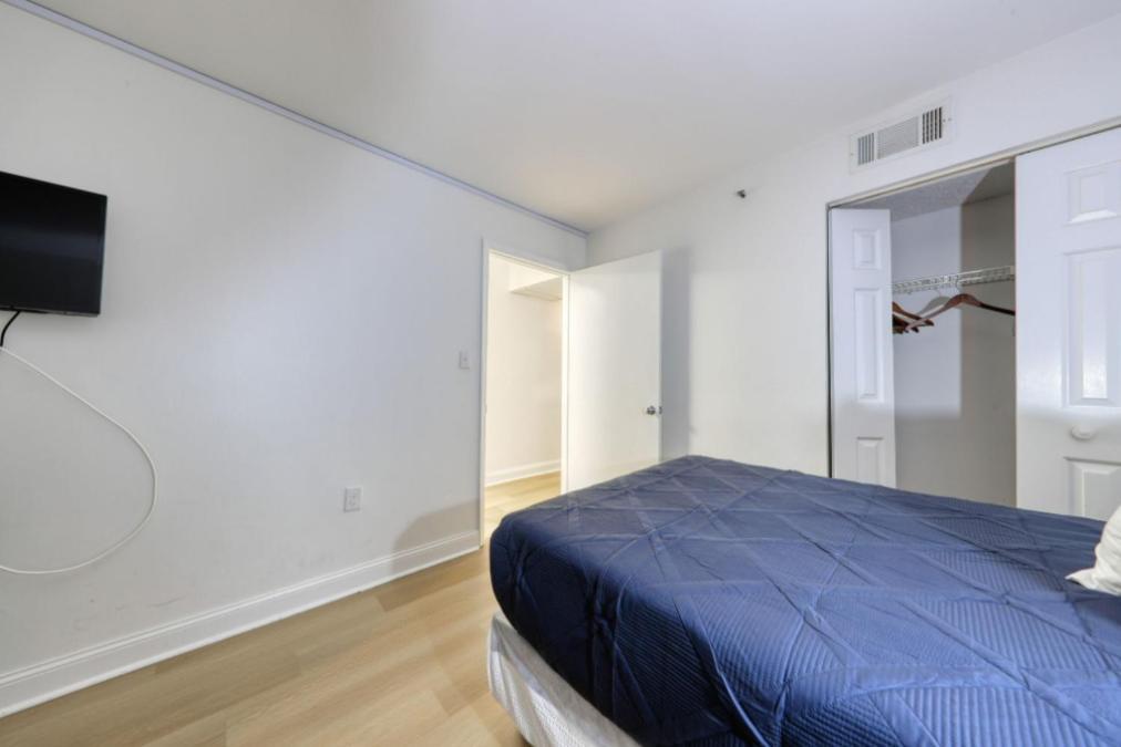Holiday home Breath-taking Renovated 1 Bedroom At Merdian! Unit 406