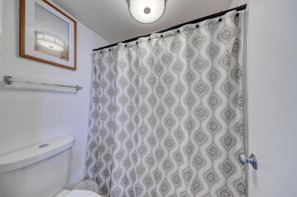 Breath-taking Renovated 1 Bedroom At Merdian! Unit 406