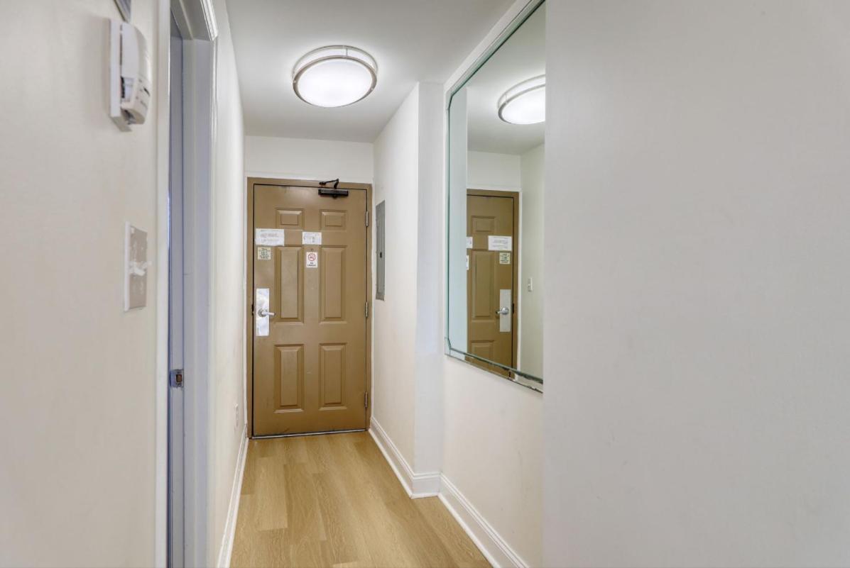 Breath-taking Renovated 1 Bedroom At Merdian! Unit 406 Holiday home